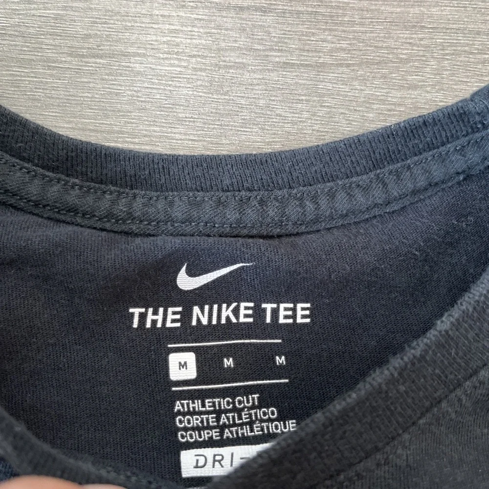 The Nike Tee Mens M LA Lakers LeBron James 23 Jersey T Shirt Black Yellow